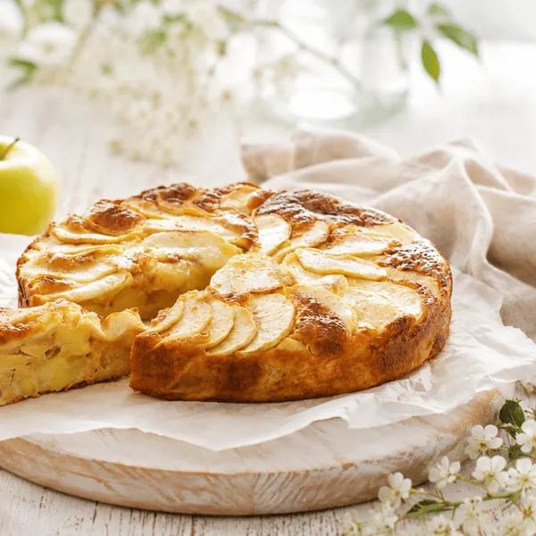 Æbletærte med et stykke skåret ud
